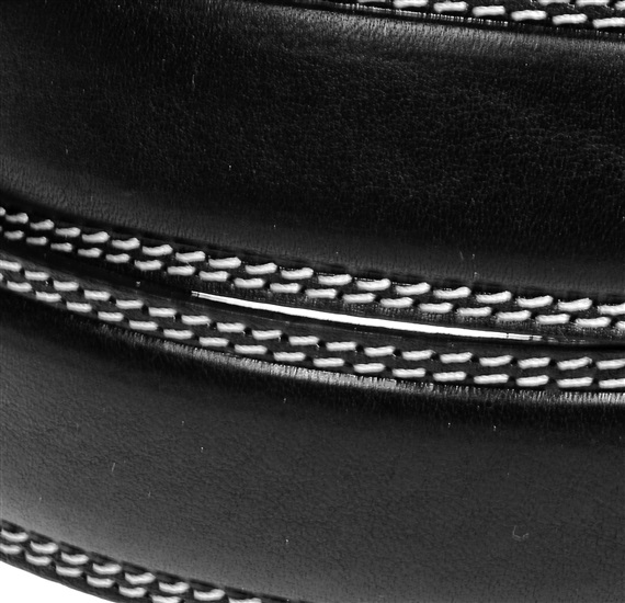 Detalle cinturón de piel negro