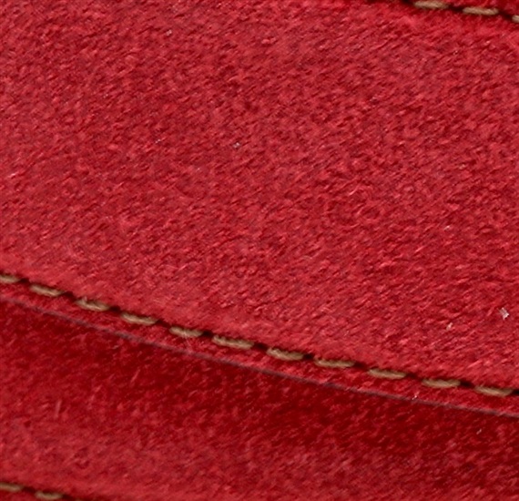 Detalle cinturón de piel serraje granate