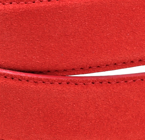 Detalle cinturón de piel serraje rojo