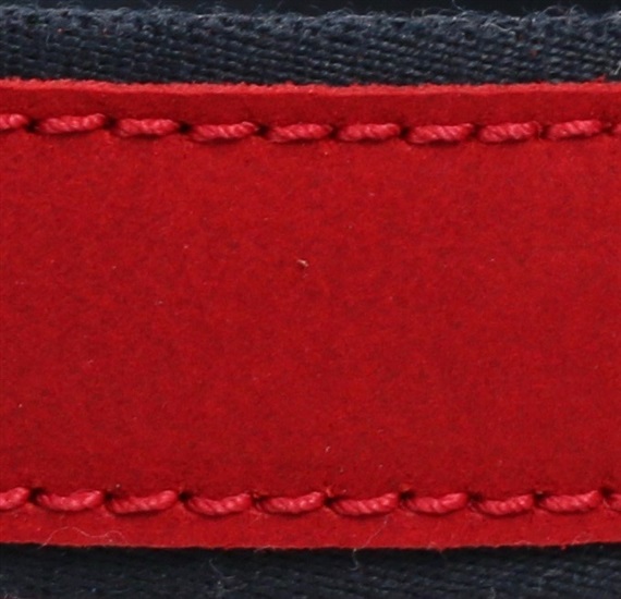 Detalle cinturón de serraje rojo