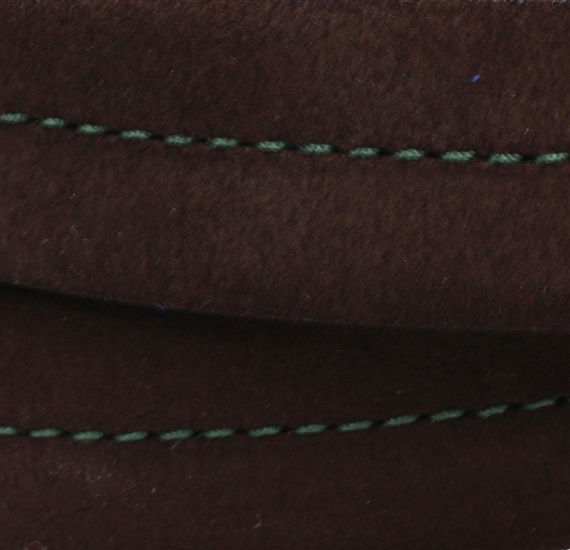 Detalle cinturón de ante marrón y verde