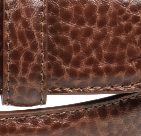Detalle cinturón de piel marrón camel