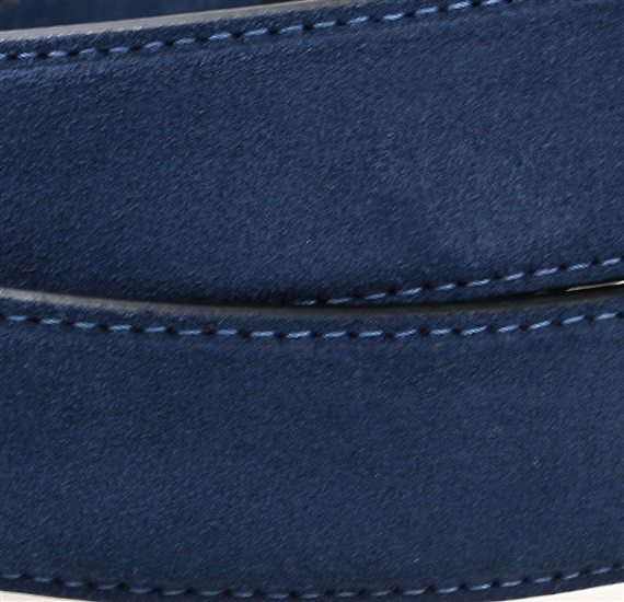 Detalle cinturón de piel serraje azul marino