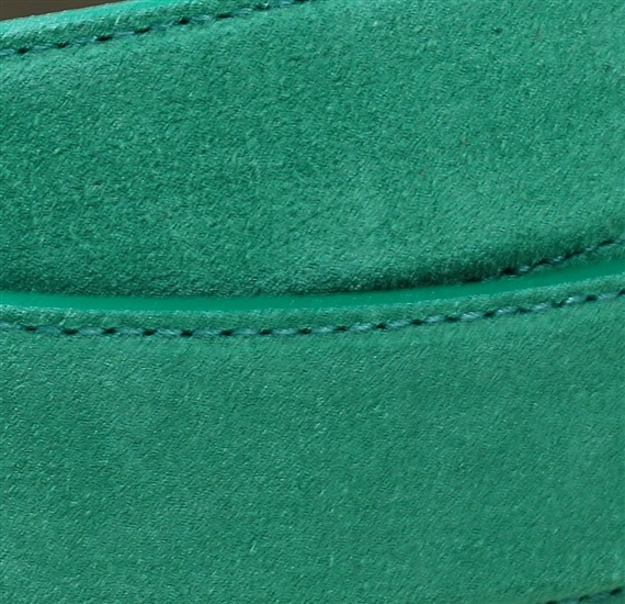 Detalle cinturón de piel serraje verde mar