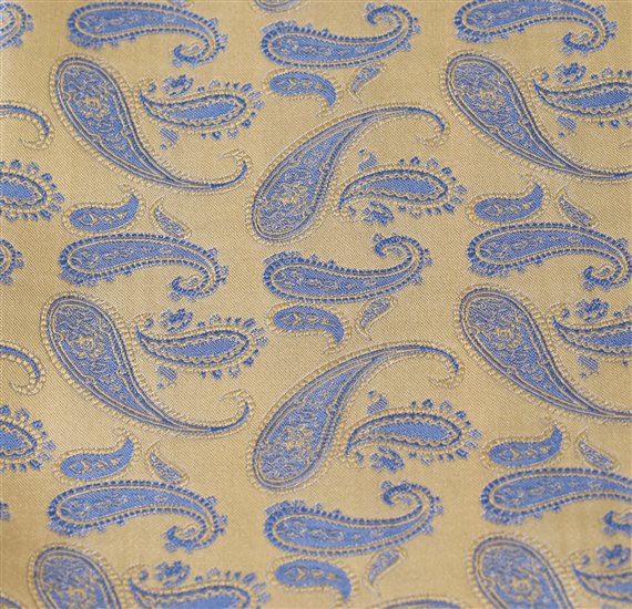 Detalle tejido Pajarita y pañuelo amarillo con paisley