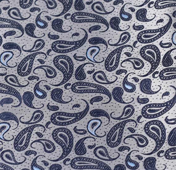 Detalle tejido pajarita y pañuelo gris con paisley azul