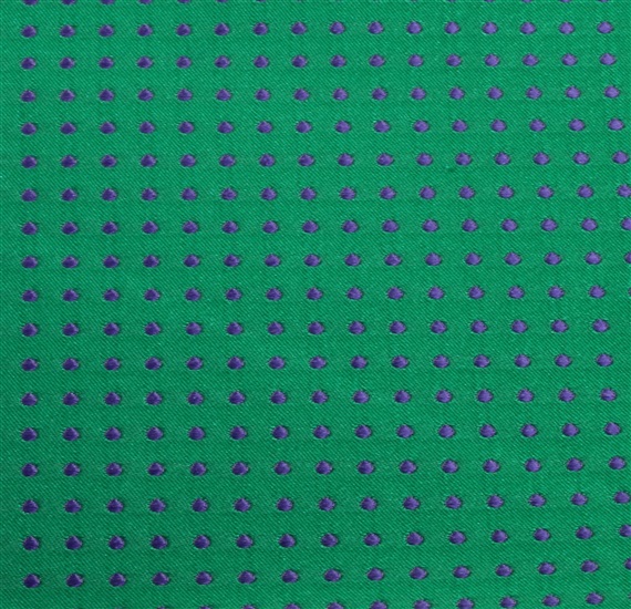 Detalle tejido pajarita y pañuelo seda verde con lunares