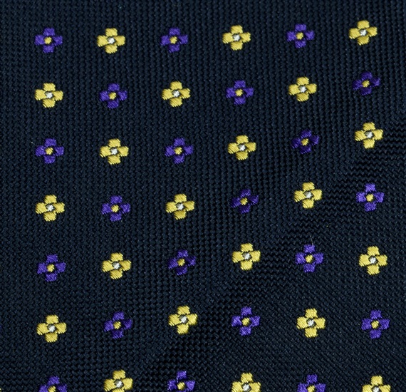Pajarita y pañuelo azul marino con flores amarillas tejido