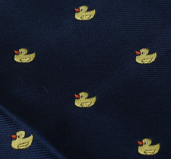 Pajarita y pañuelo azul marino con patos amarillos tejido