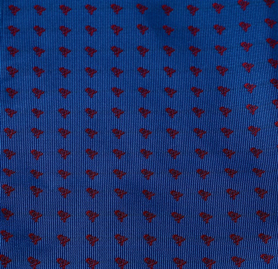 Pañuelo de bolsillo azulón con calaveras rojas