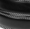 Detalle cinturón de piel negro