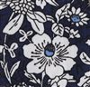 Detalle tejido corbata de lazo azul marino con flores