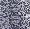 Detalle tejido pajarita y pañuelo gris con paisley azul