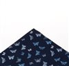 Pañuelo de bolsillo azul marino con mariposas