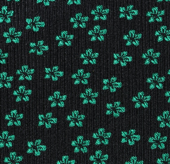 Pajarita y pañuelo negros con flores verdes tejido
