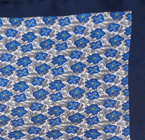 Pañuelo Seda Flores Azul y Gris Detalle