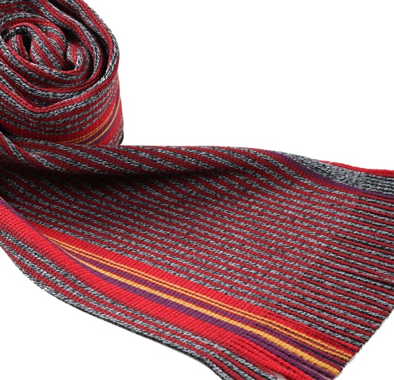 Schal in Rot und Grau gestreift