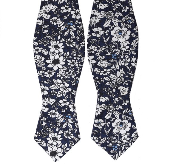 Corbata de Lazo Azul Marino con Flores