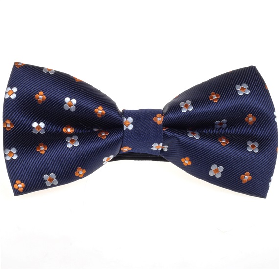 Marineblaue Fliege mit orangefarbenen Margeriten