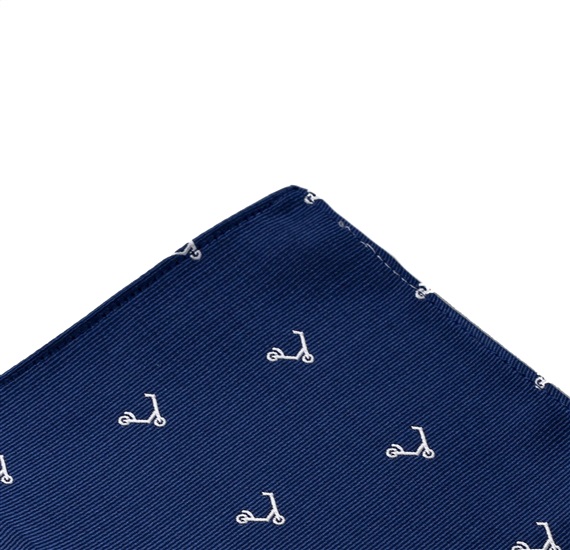Blauer Taschentuch mit Rollern