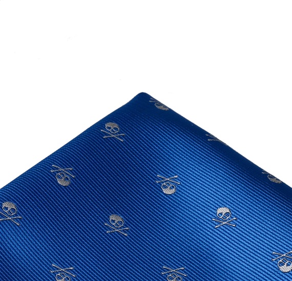Blauer Taschentuch mit Totenköpfen