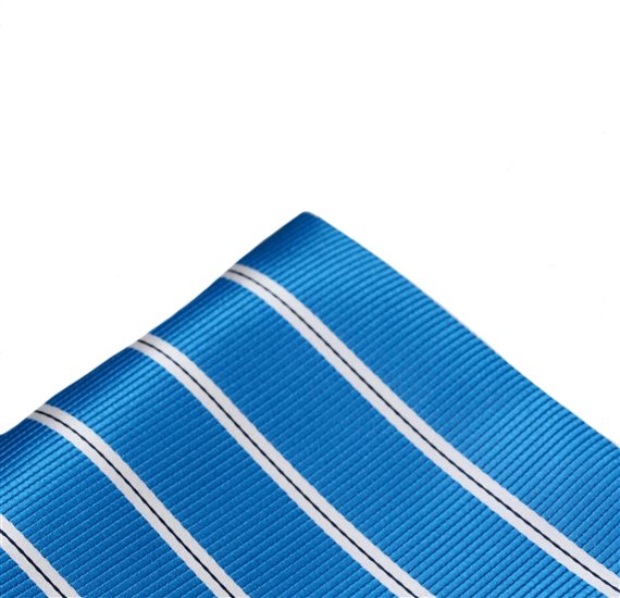 Hellblauer Taschentuch mit weißen Streifen
