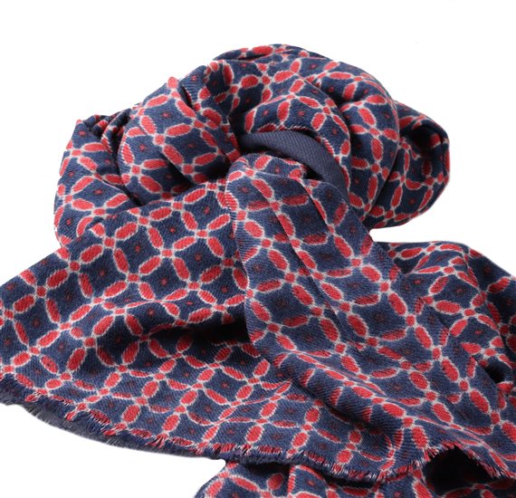 Blauer Schal mit roter Geometrie