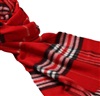 Roter Schal mit weißen Karos