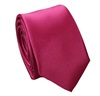 Schmale Krawatte und Magenta Taschentuch