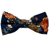 Marineblaue Fliege mit Blumen