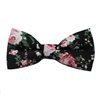 Schwarze Fliege mit Blumen
